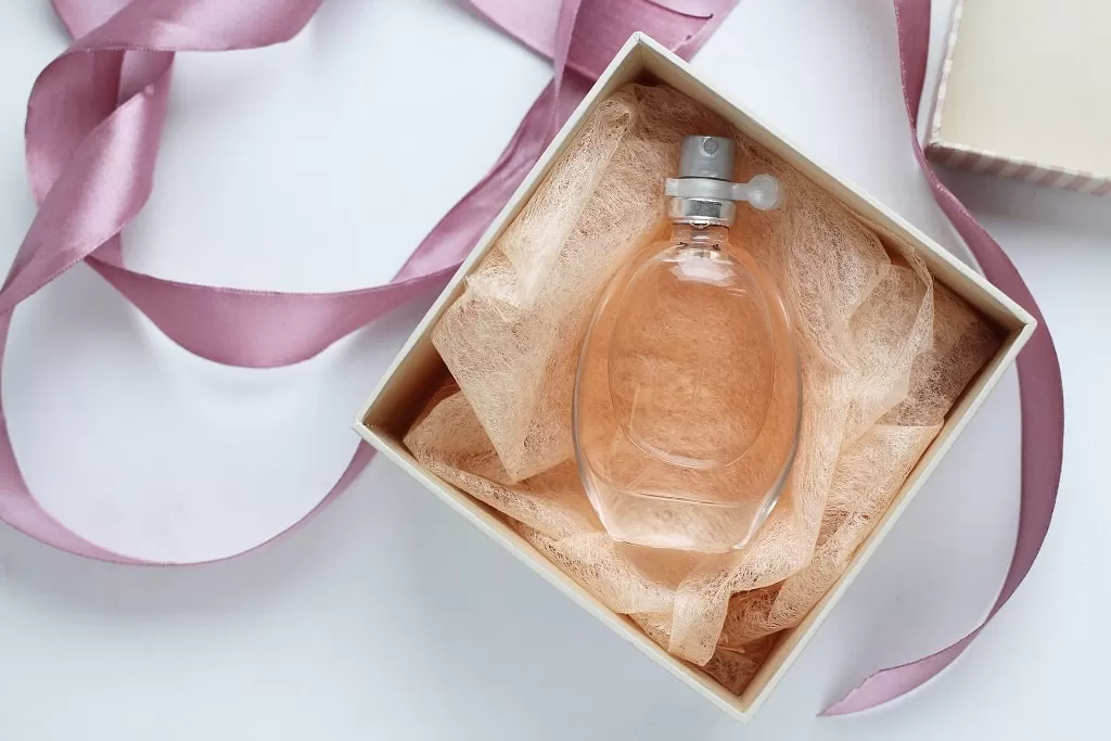 Изготовление коробок <br />
для духов